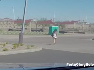 Latina a chupar falo em público toliet